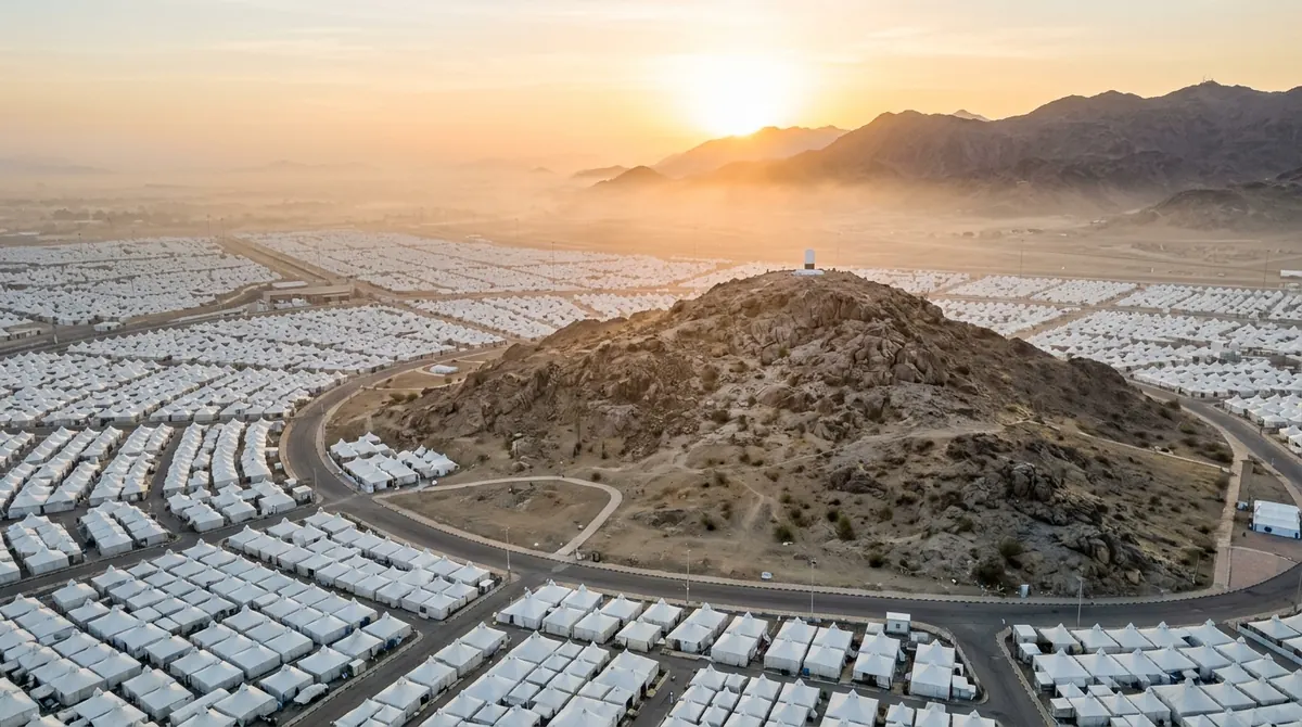 Aïd al-Adha : mont Arafat au lever du soleil, plaine et tentes blanches des pèlerins