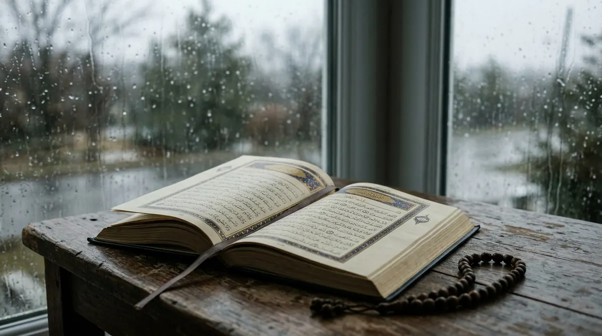 Divorce en islam : Coran ouvert à la sourate At-Talaq posé sur une table, lumière grise d’un jour de pluie
