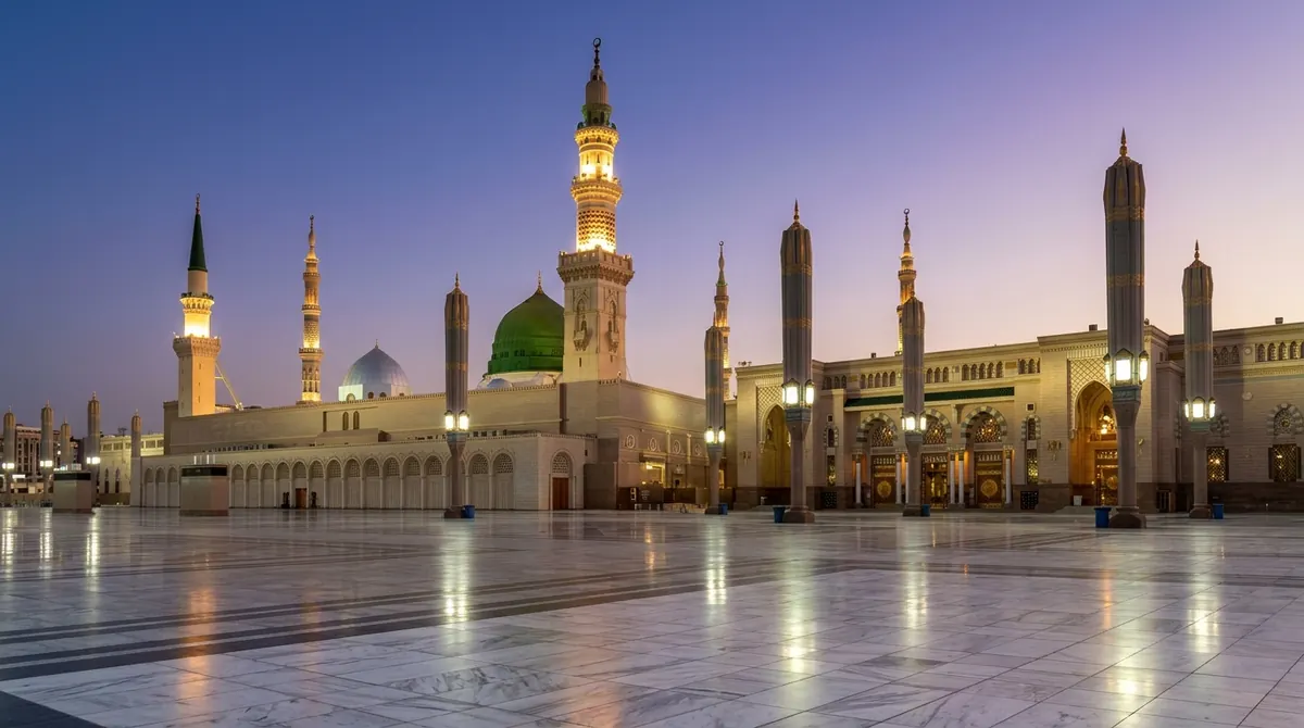 Mosquée du Prophète à Médine avec son dôme vert au crépuscule